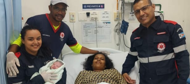Equipe de socorristas ajuda mãe durante trabalho de parto